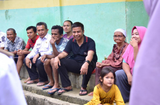 Peduli Siaga Bencana, Pj Sekda Kampar Salurkan Bantuan Sembako Di Desa Kebun Tinggi.