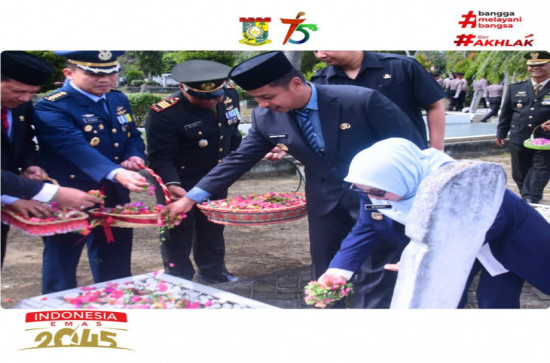 Bupati dan Wakil Bupati Kampar Lakukan Upacara dan Tabur Bunga di TMP Kusuma Eka Bakti.